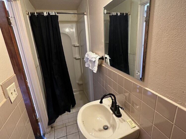 Crestview Motel Inc
