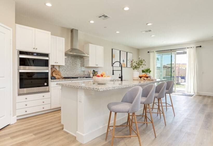 Desert Eden By Avantstay 6br W/ Ensuite Backyard Oasis W/ Pool & Hot Tub!