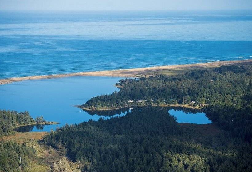 Floras Lake House Bed & Breakfast