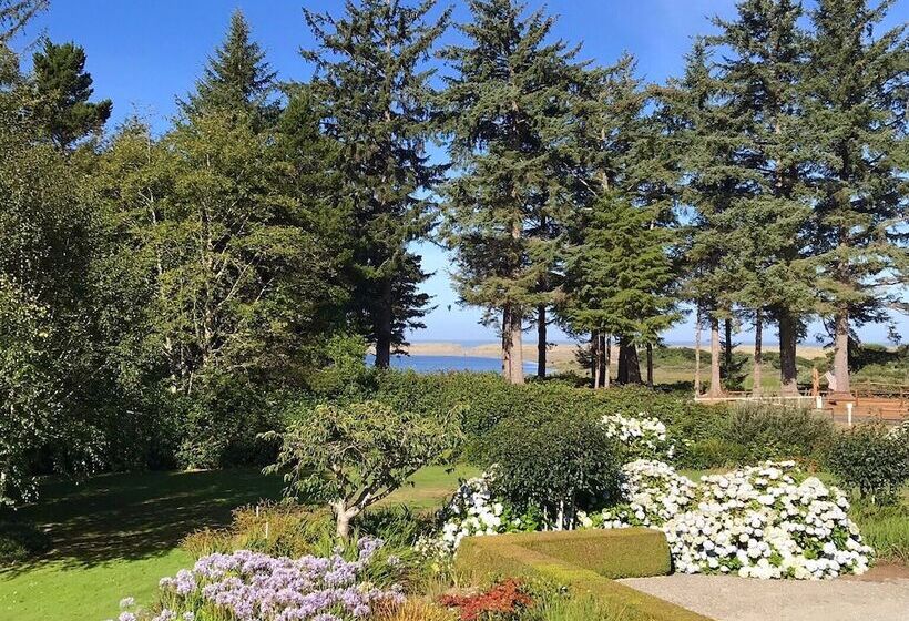 Floras Lake House Bed & Breakfast