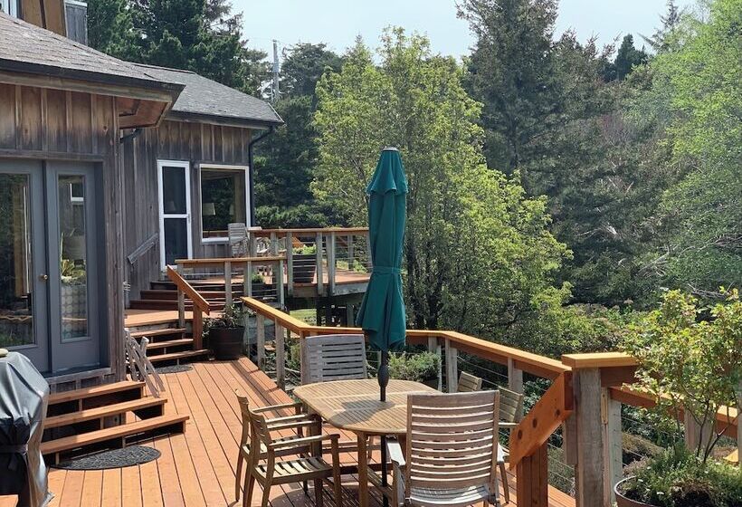 Floras Lake House Bed & Breakfast