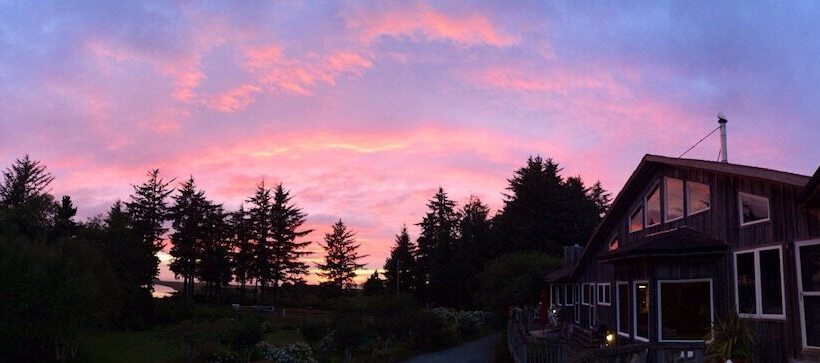 Floras Lake House Bed & Breakfast