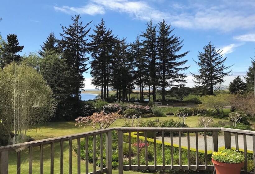 Floras Lake House Bed & Breakfast