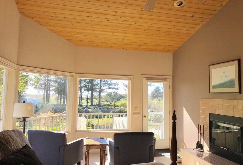 Floras Lake House Bed & Breakfast