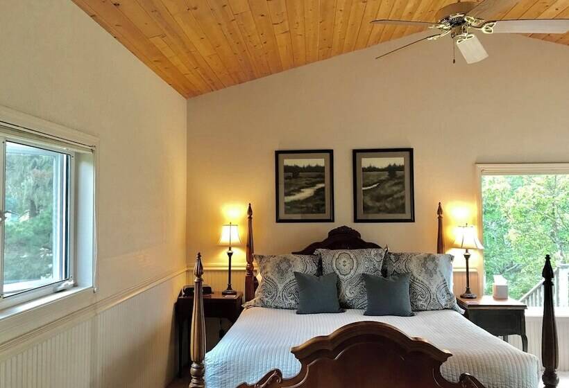 Floras Lake House Bed & Breakfast
