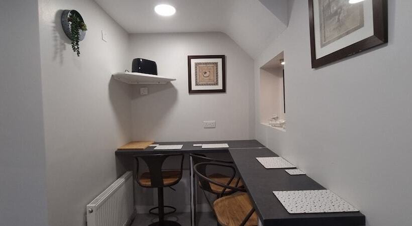 Frontview Cottage   Sleeps 6