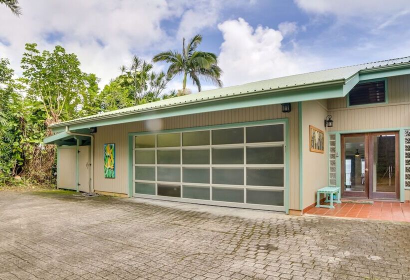 Hilo Home W/ Private Deck + Stunning Ocean Views!