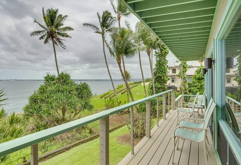 Hilo Home W/ Private Deck + Stunning Ocean Views!