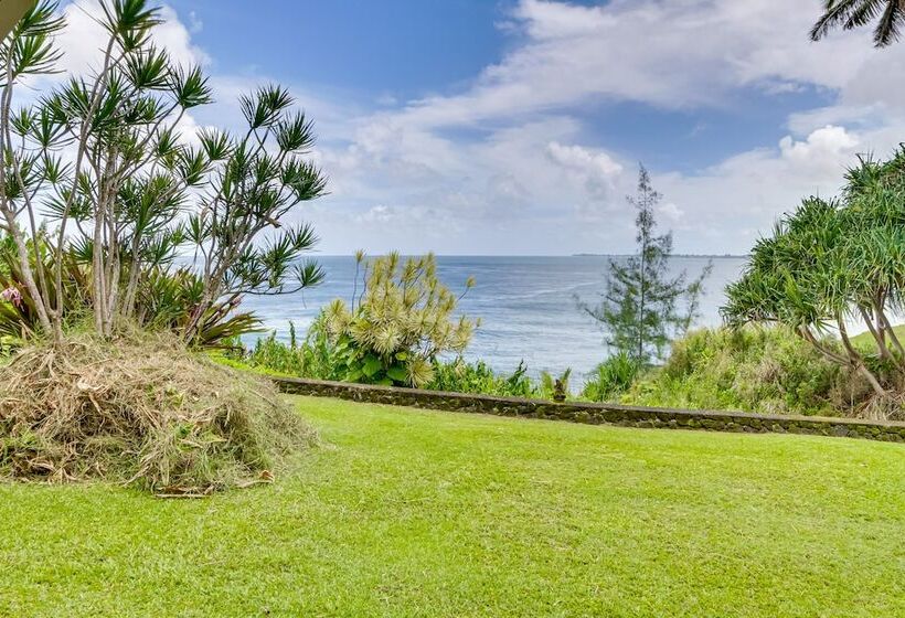 Hilo Home W/ Private Deck + Stunning Ocean Views!