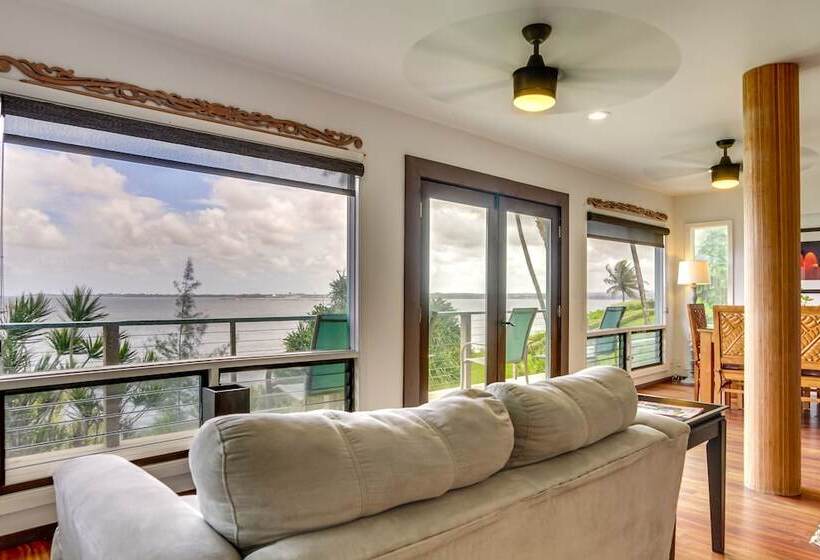 Hilo Home W/ Private Deck + Stunning Ocean Views!