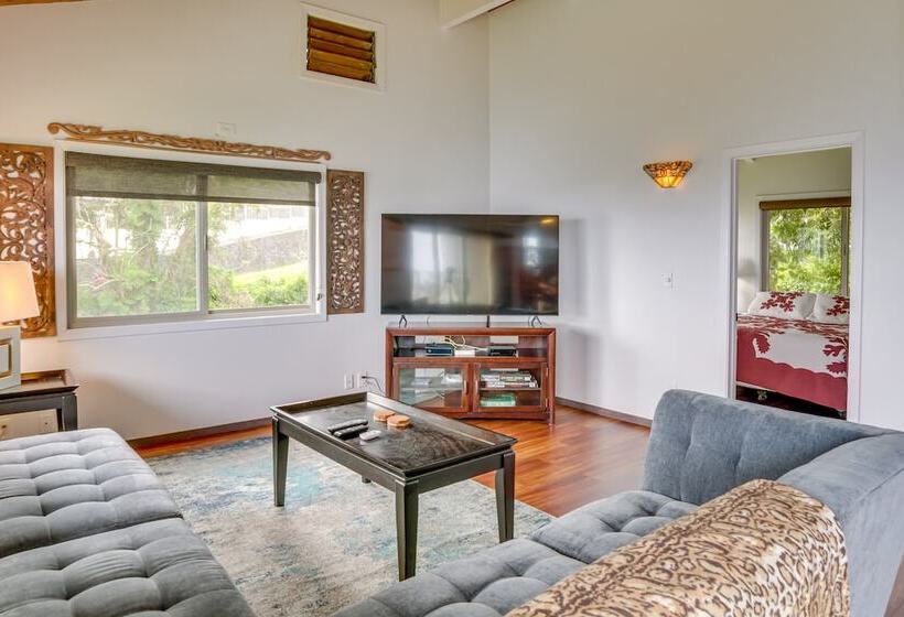 Hilo Home W/ Private Deck + Stunning Ocean Views!