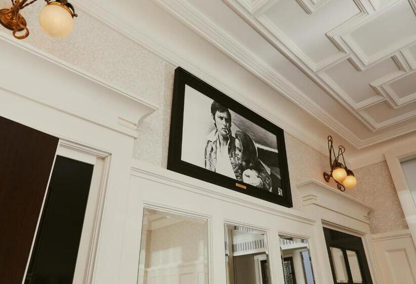 Отель At Sloane