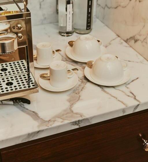 Отель At Sloane