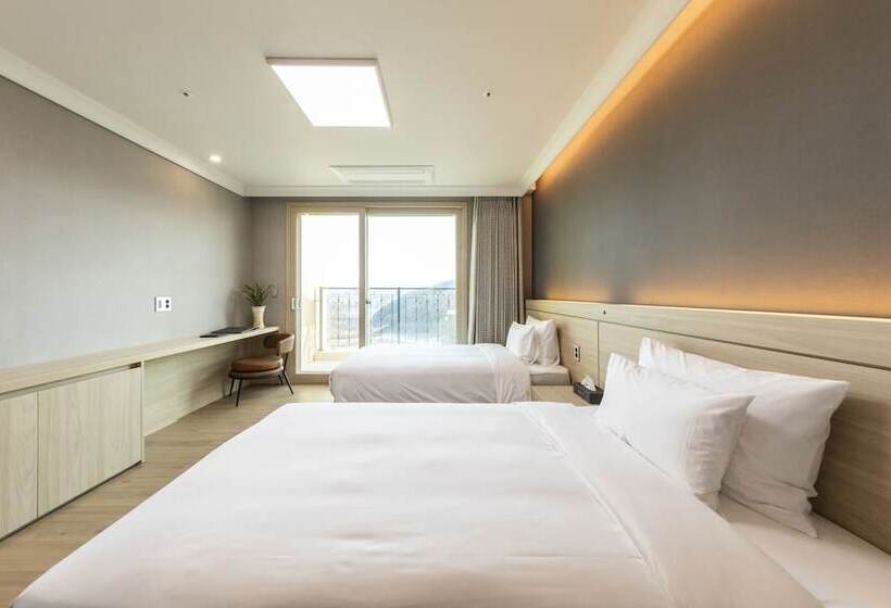 Отель Baekhak Jayuro Resort