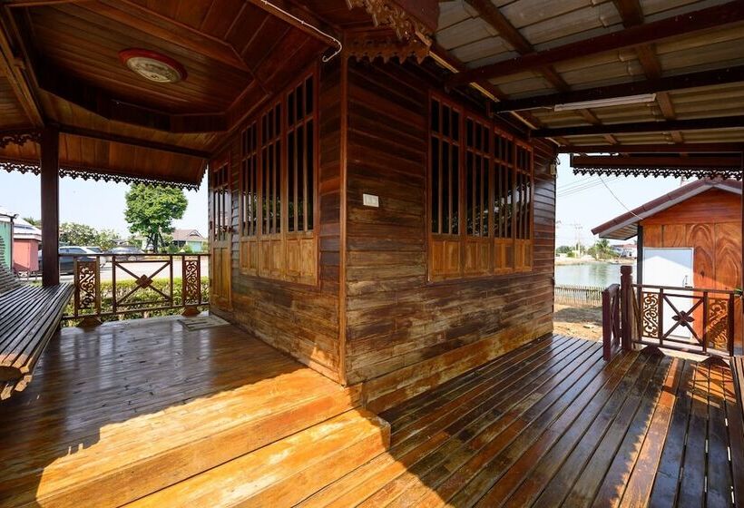 בית מלון כפרי Beung Sampathuan Nakornchaisri Resort