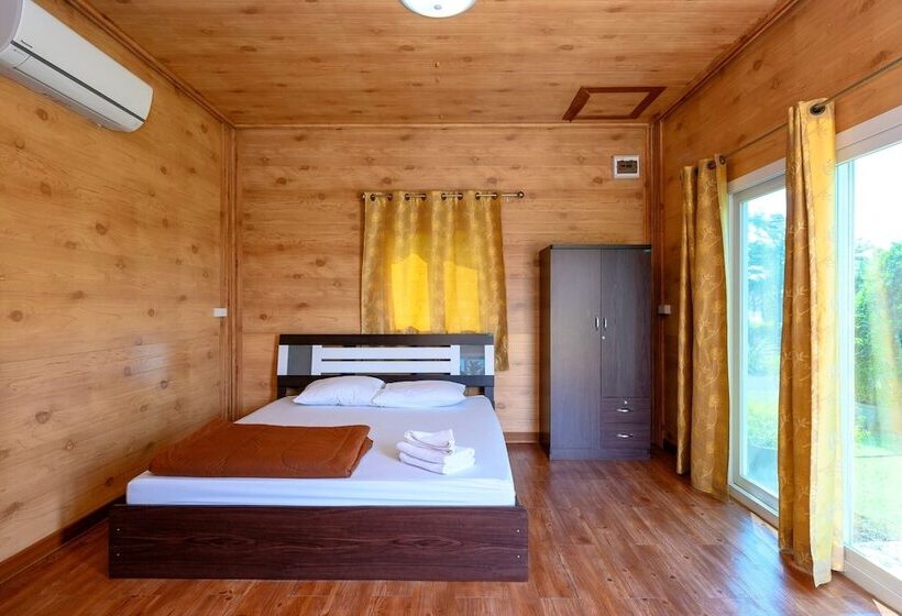 בית מלון כפרי Beung Sampathuan Nakornchaisri Resort
