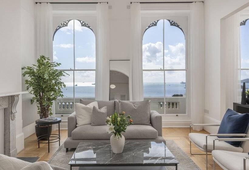 هتل Fox On The Hoe