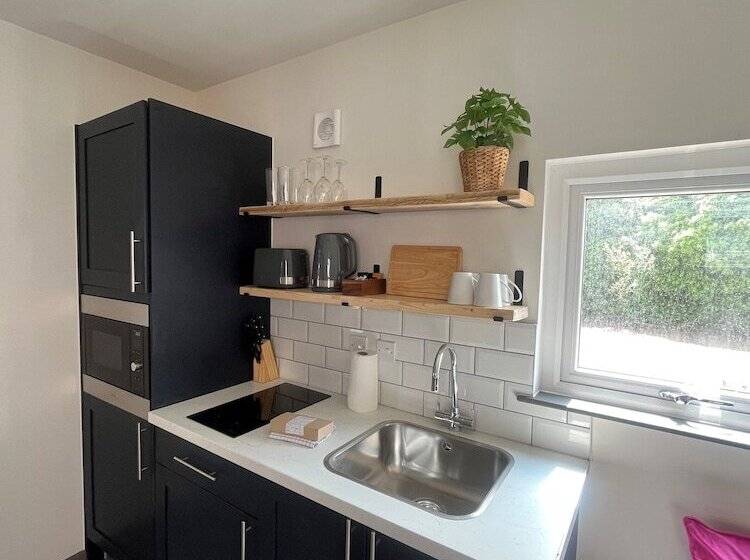 هتل Goodstay Lodges By Urban Space