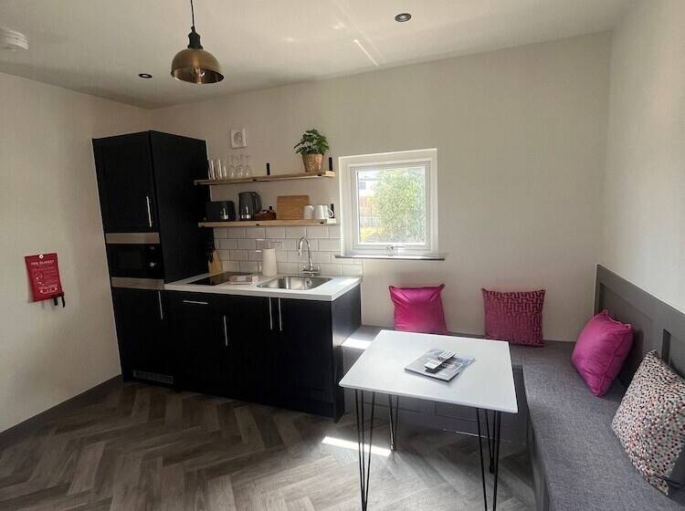 هتل Goodstay Lodges By Urban Space