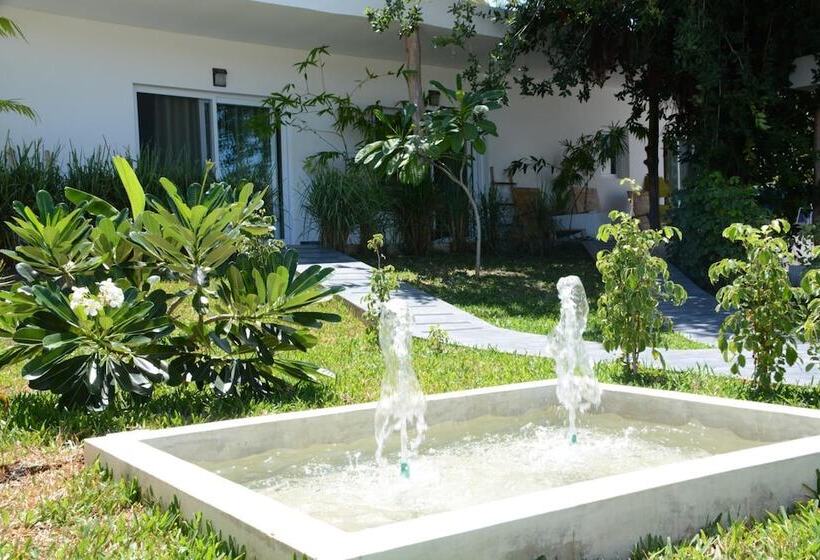 Отель La Base B&b