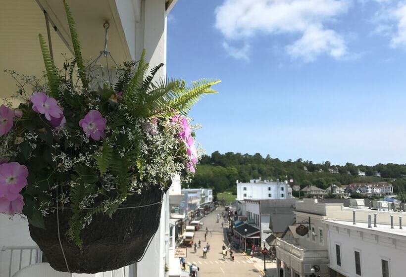 Отель Lilac Tree Suites