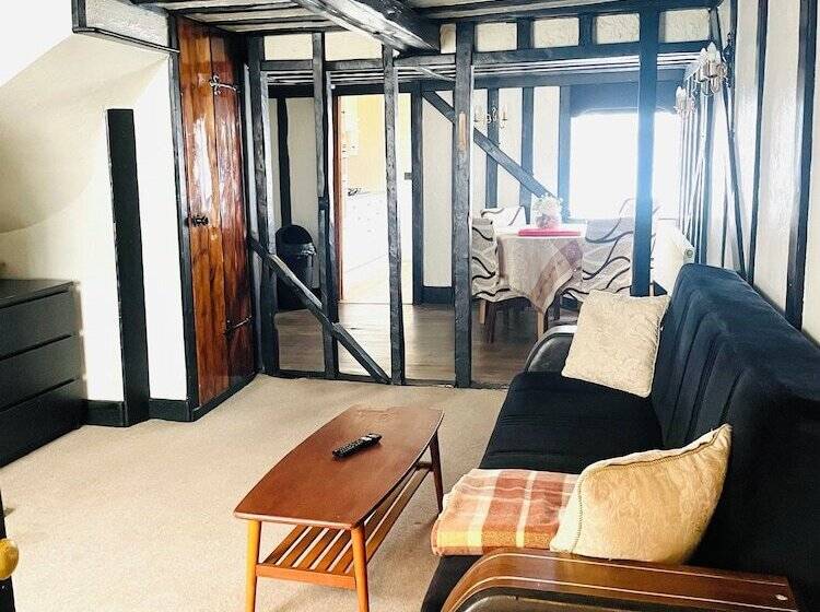 Immaculate 3 Bed House In Waltham Cross