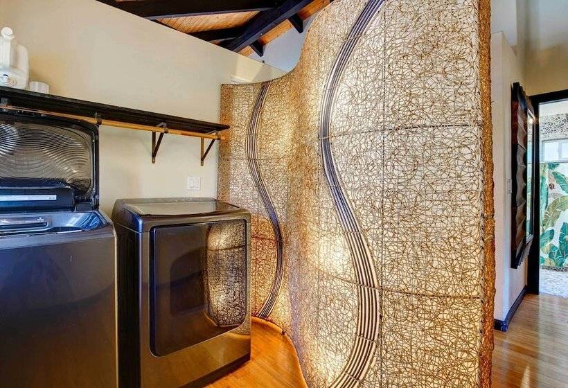 Kailua Kona House W/ Balcony & Ocean Views!