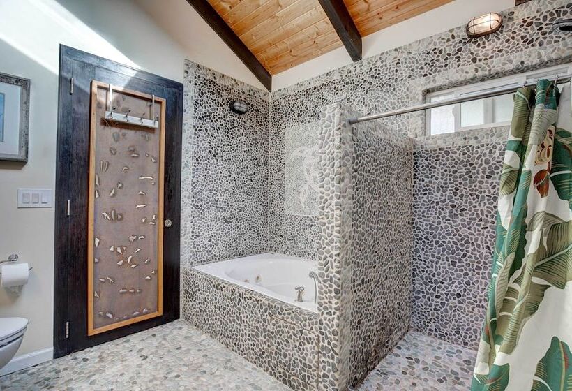 Kailua Kona House W/ Balcony & Ocean Views!