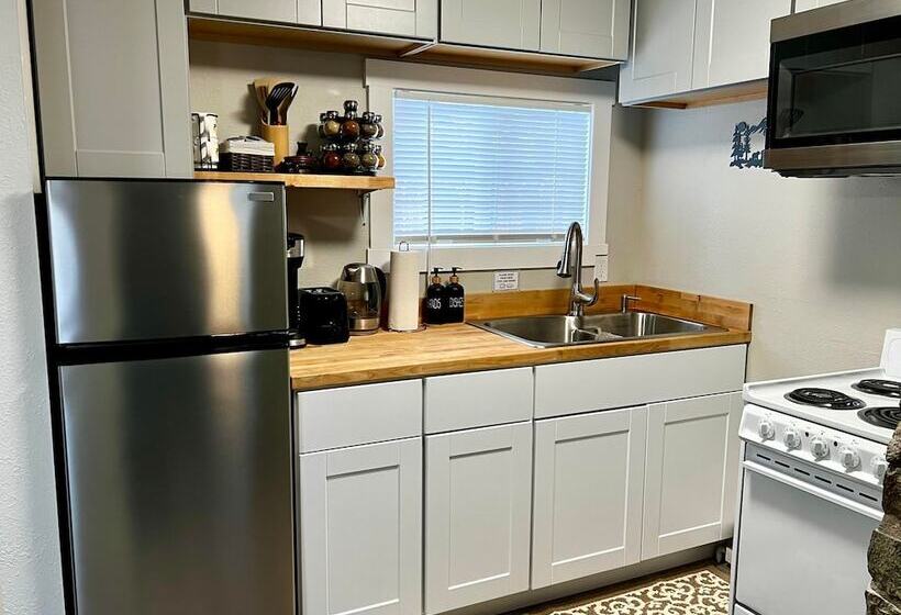 Log Cabin In Heart Of Anchorage