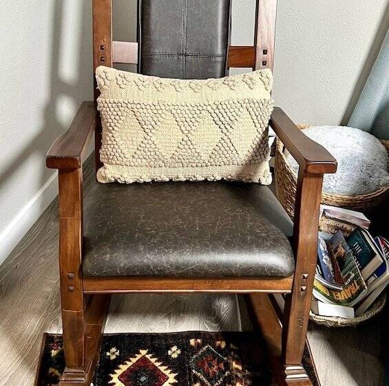 Log Cabin In Heart Of Anchorage