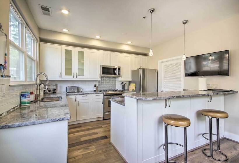 2 Mi To National Mall: Modern Dc Retreat W/ Patio