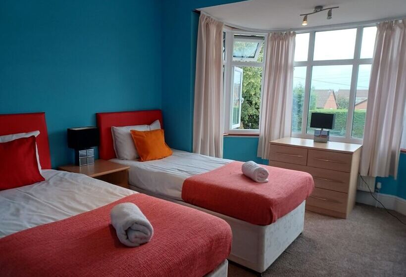 膳宿费 Crawley Green House Huku Kwetu