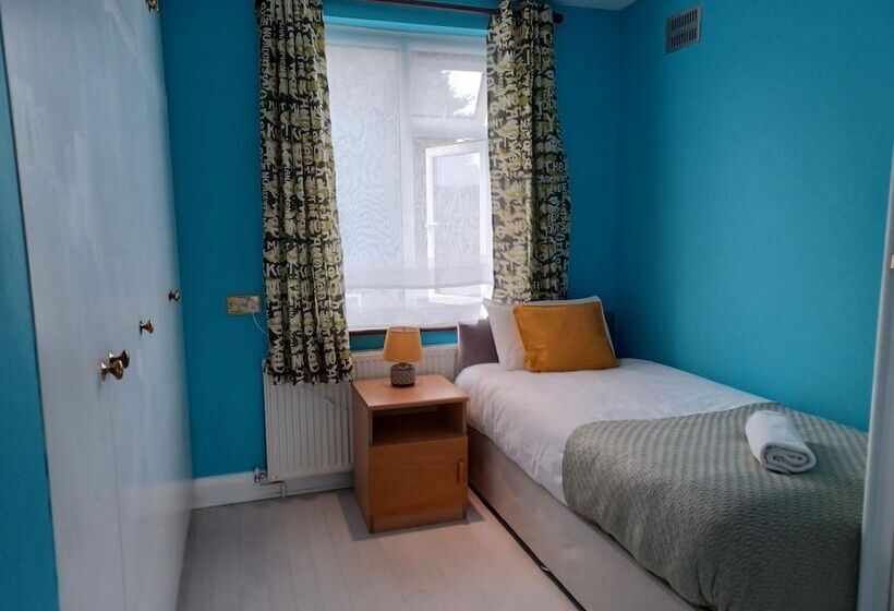 膳宿费 Crawley Green House Huku Kwetu