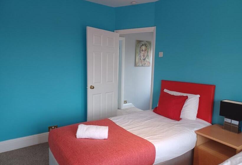 膳宿费 Crawley Green House Huku Kwetu