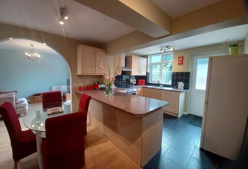 膳宿费 Crawley Green House Huku Kwetu