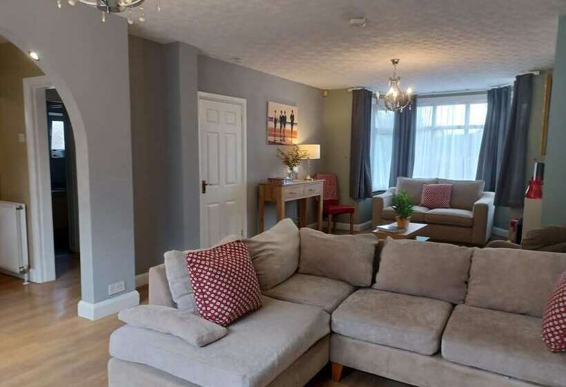 膳宿费 Crawley Green House Huku Kwetu