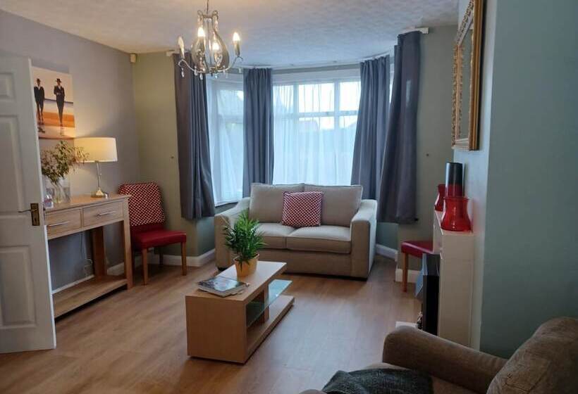 膳宿费 Crawley Green House Huku Kwetu