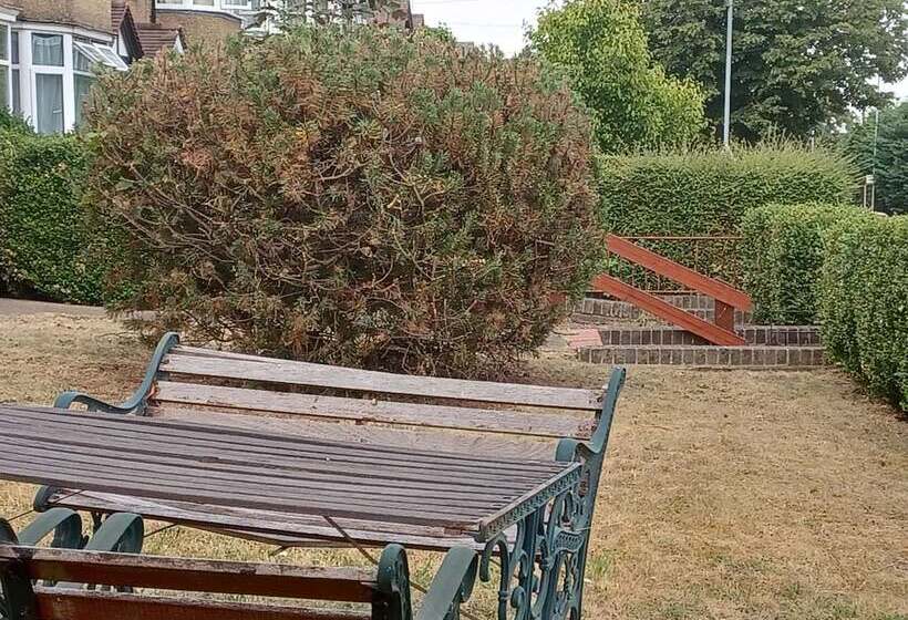 膳宿费 Crawley Green House Huku Kwetu