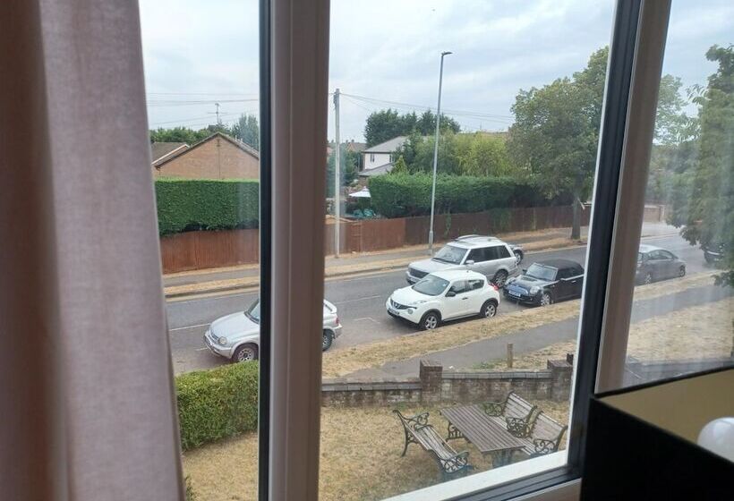 膳宿费 Crawley Green House Huku Kwetu