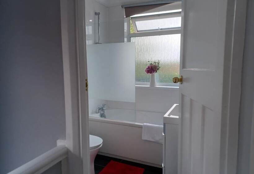 膳宿费 Crawley Green House Huku Kwetu