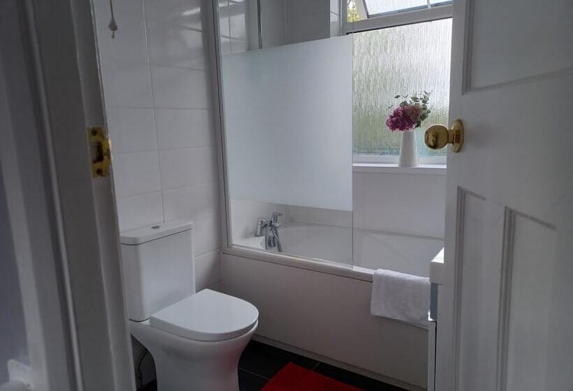 膳宿费 Crawley Green House Huku Kwetu