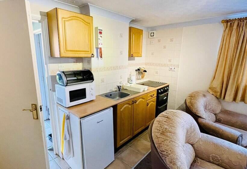 Пансион Lyndene Holiday Apartments