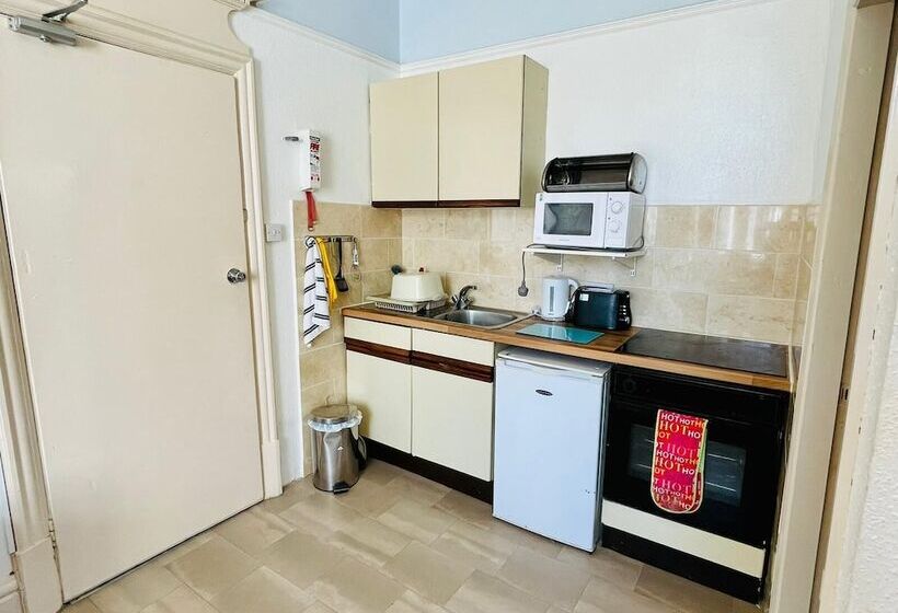 Пансион Lyndene Holiday Apartments