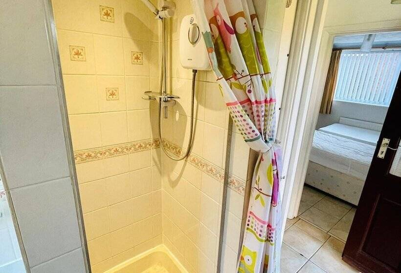 Пансион Lyndene Holiday Apartments