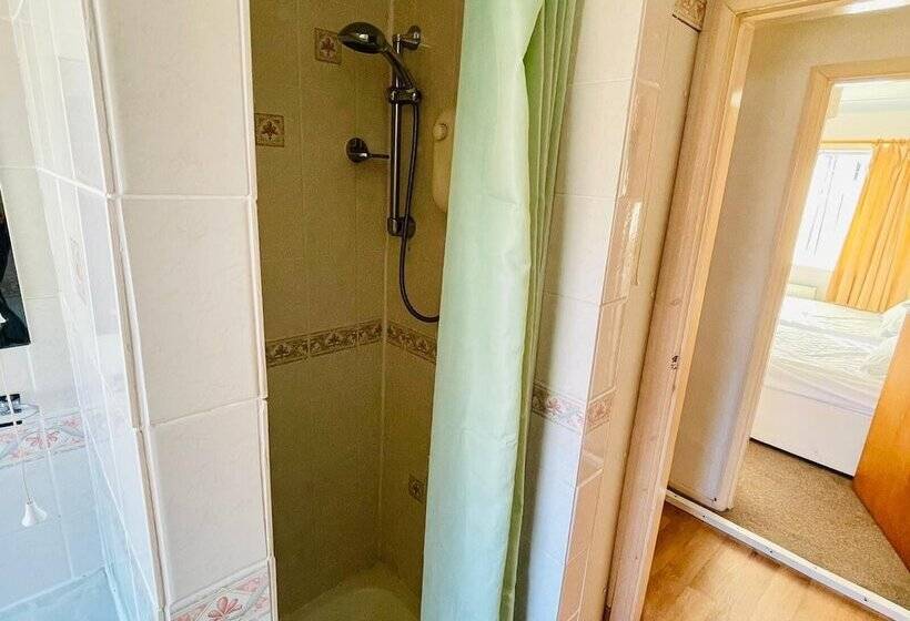 Пансион Lyndene Holiday Apartments