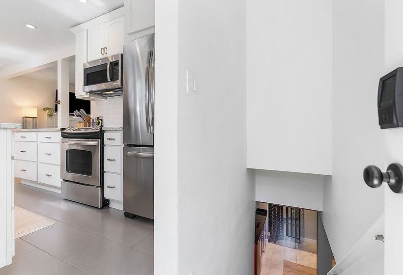 Pension Magnolia S Scarlet Door Discovery Park