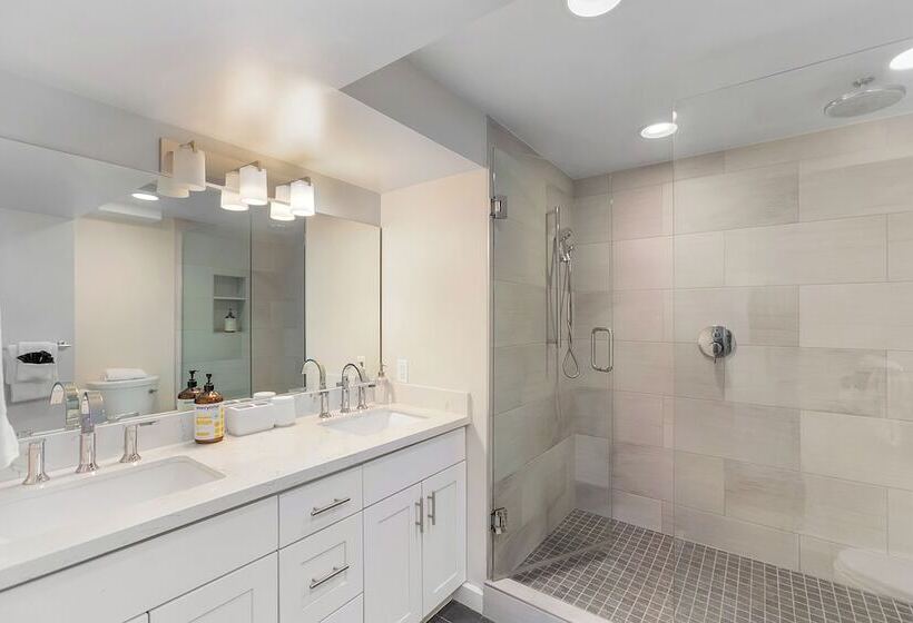 Pension Magnolia S Scarlet Door Discovery Park