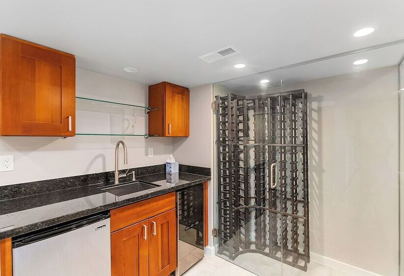 Pension Magnolia S Scarlet Door Discovery Park