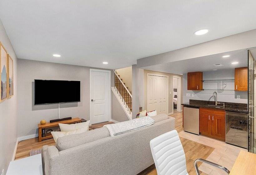 Pension Magnolia S Scarlet Door Discovery Park