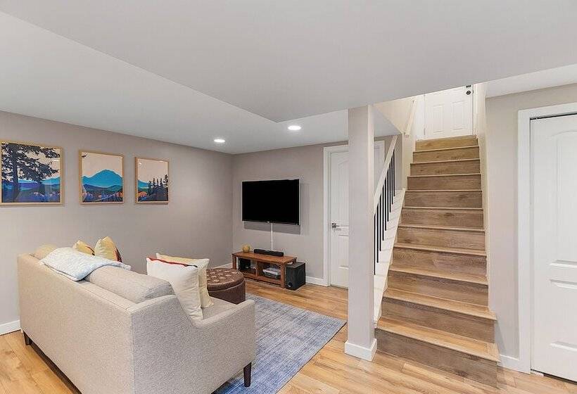 Pension Magnolia S Scarlet Door Discovery Park